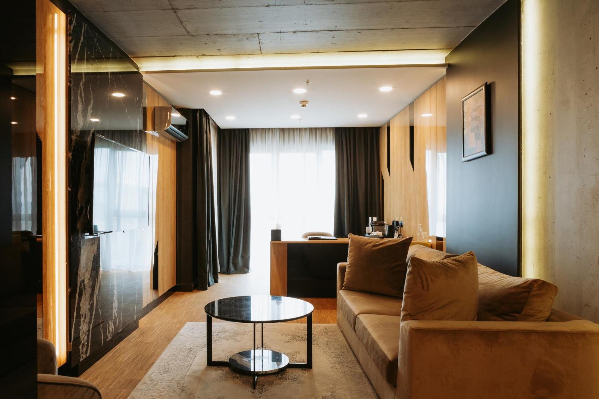 Hotel Platinia Cluj-Napoca Exterior foto A suite at the hotel