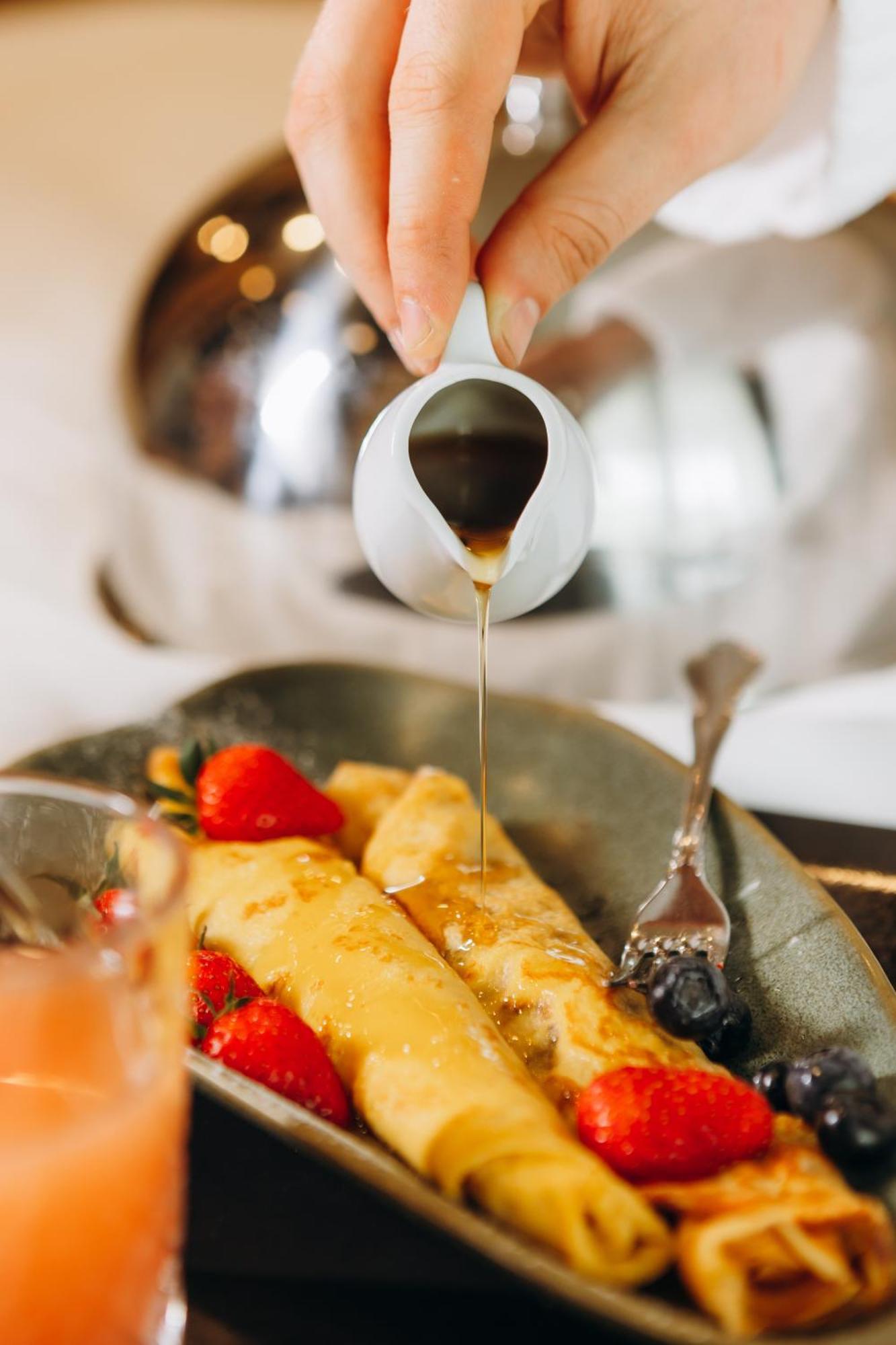 Hotel Platinia Cluj-Napoca Exterior foto Maple syrup being poured onto crêpes