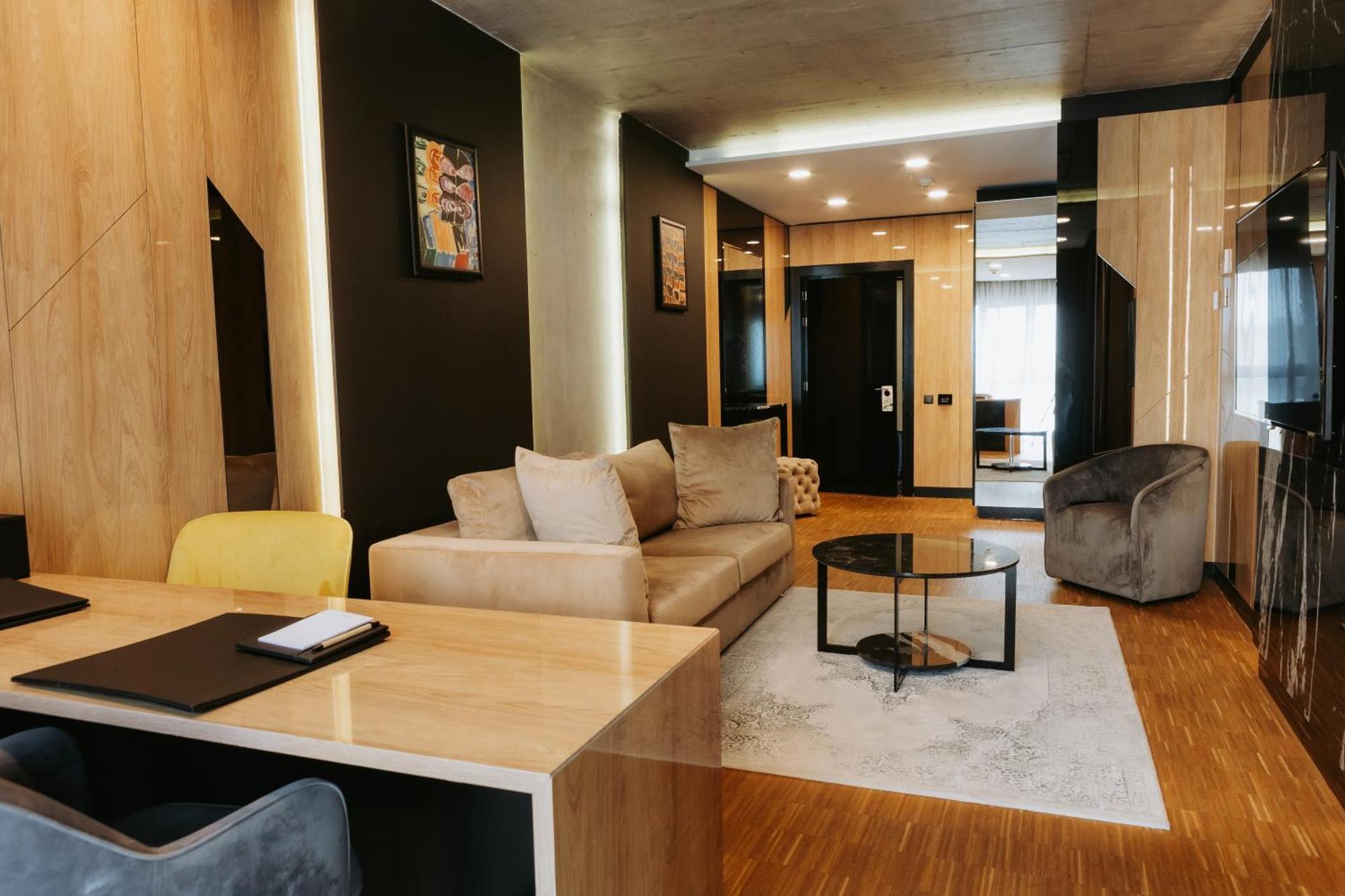 Hotel Platinia Cluj-Napoca Exterior foto A typical suite at the hotel