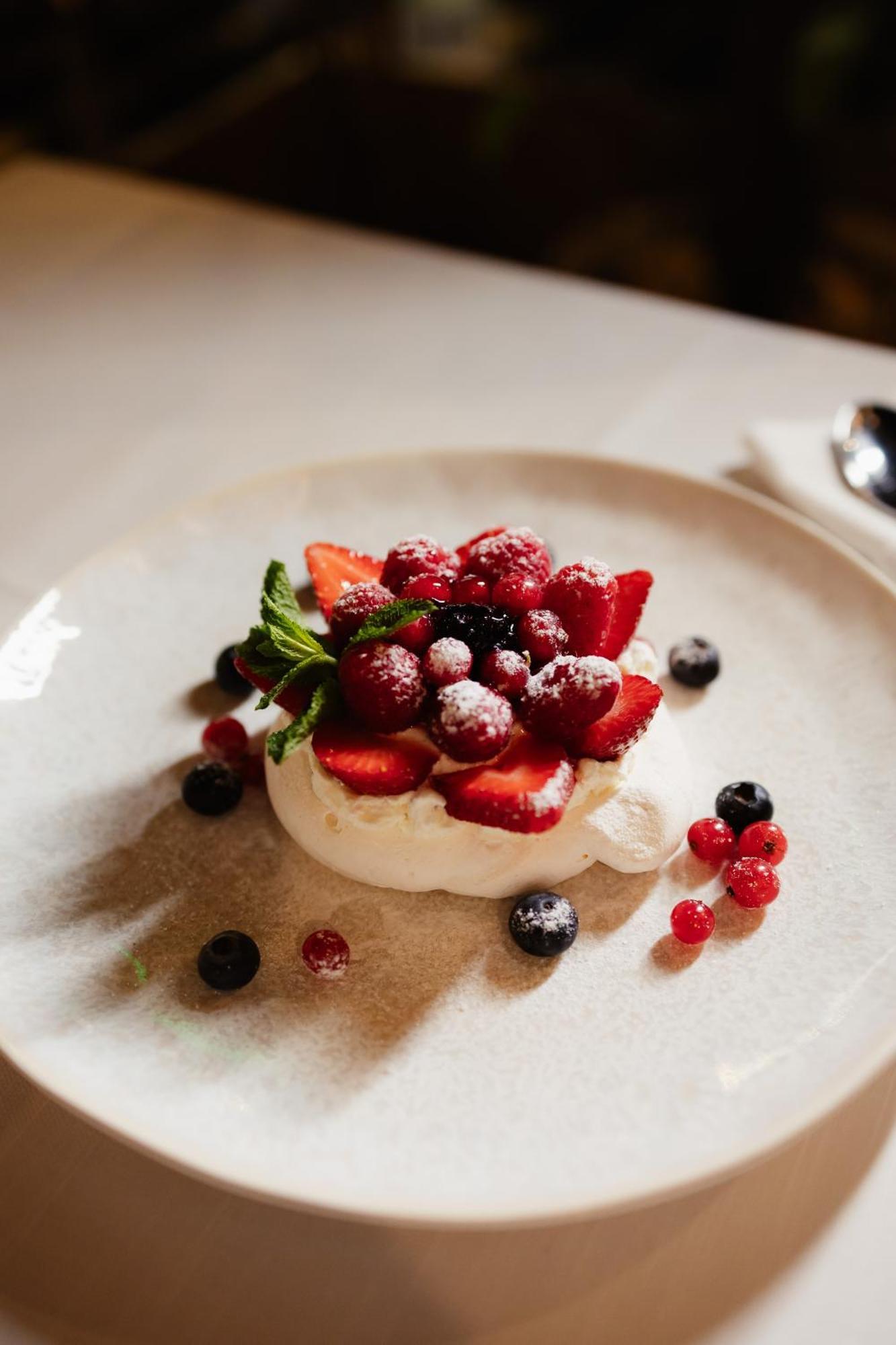 Hotel Platinia Cluj-Napoca Exterior foto Pavlova with mixed berries