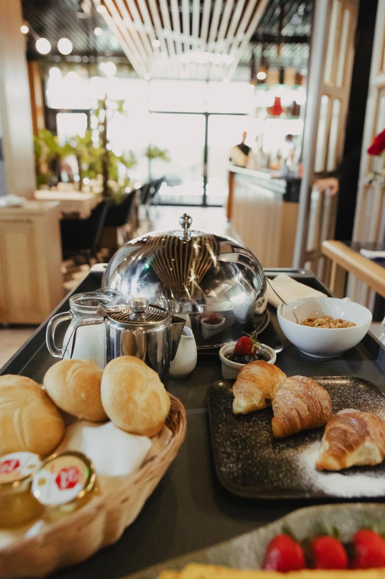 Hotel Platinia Cluj-Napoca Exterior foto A stainless steel tea pot