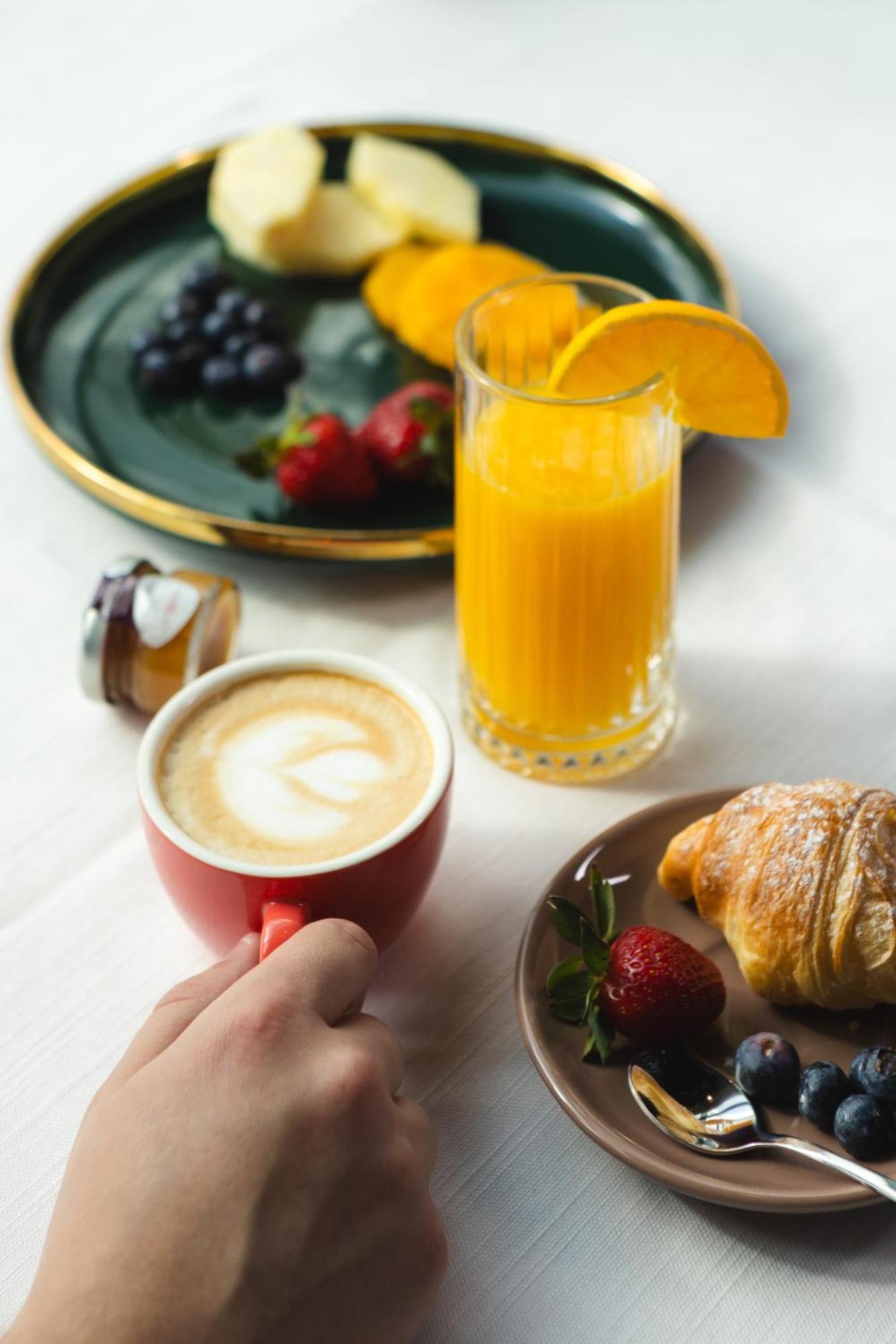 Hotel Platinia Cluj-Napoca Exterior foto A typical continental breakfast