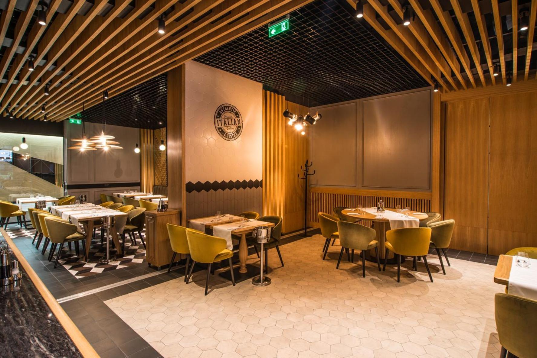 Hotel Platinia Cluj-Napoca Exterior foto Restaurant in the airport