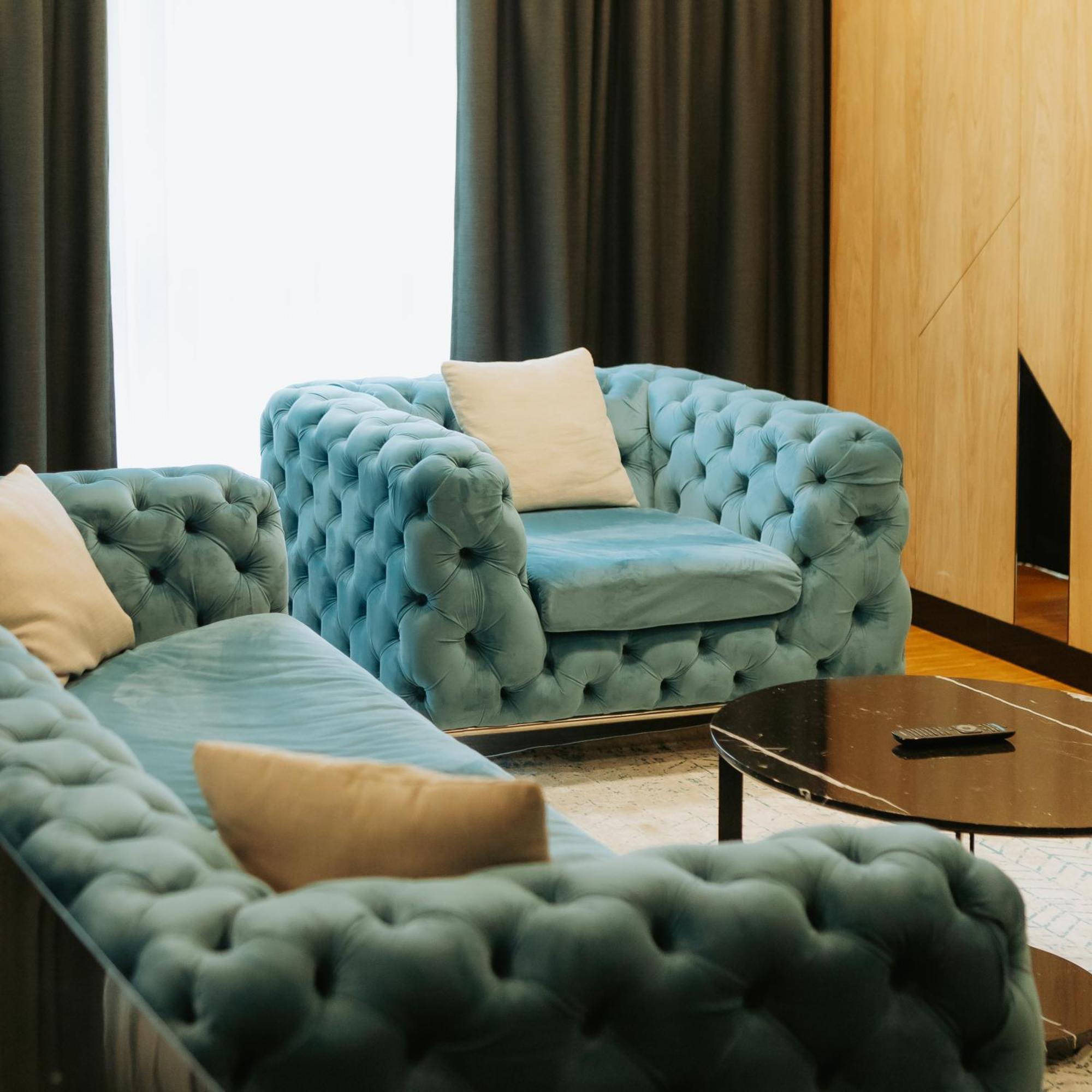 Hotel Platinia Cluj-Napoca Exterior foto A blue velvet Chesterfield sofa